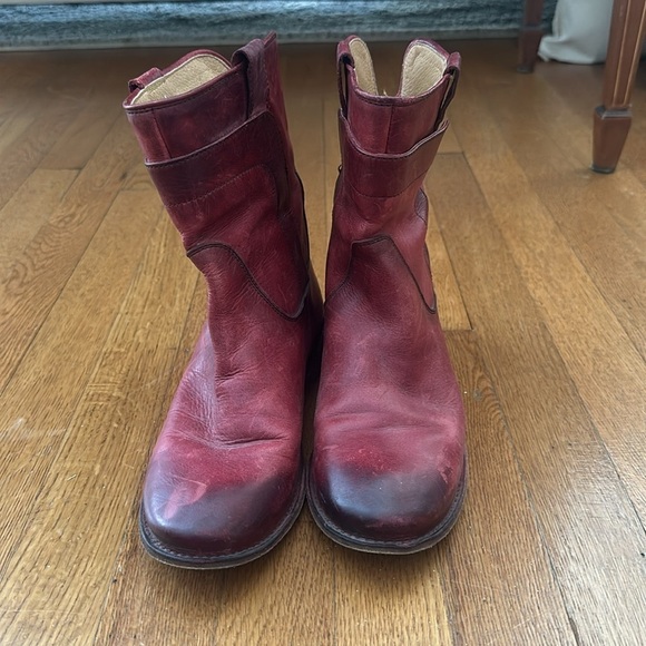 FRYE - Picture 2 of 5